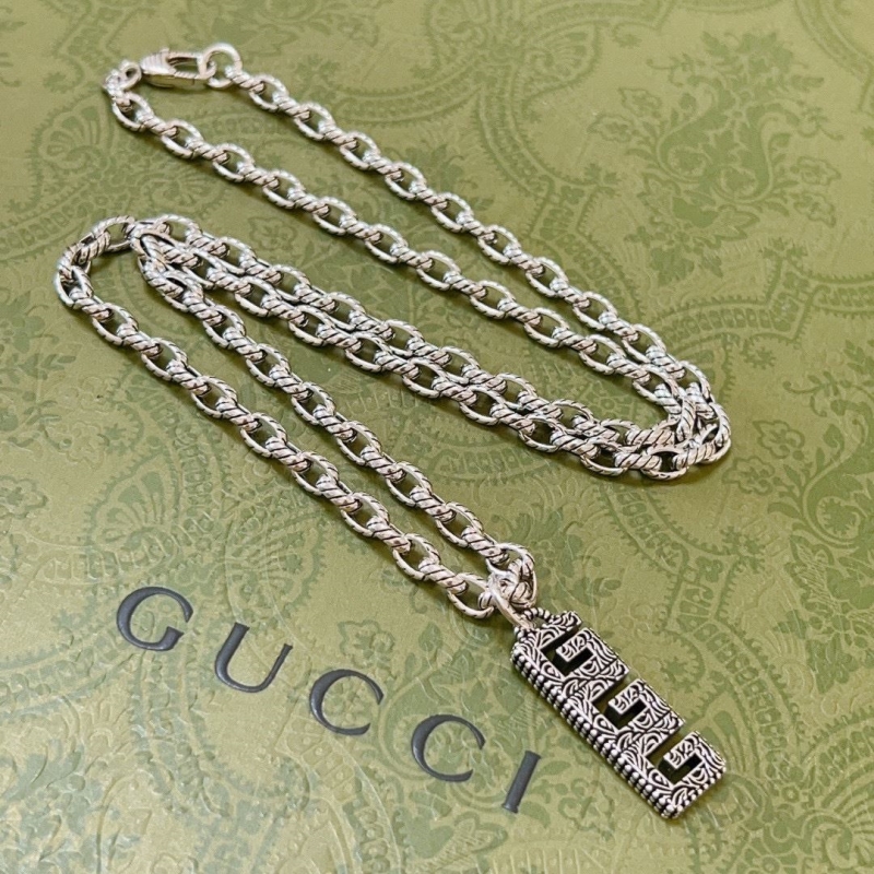 G*u*i necklaces